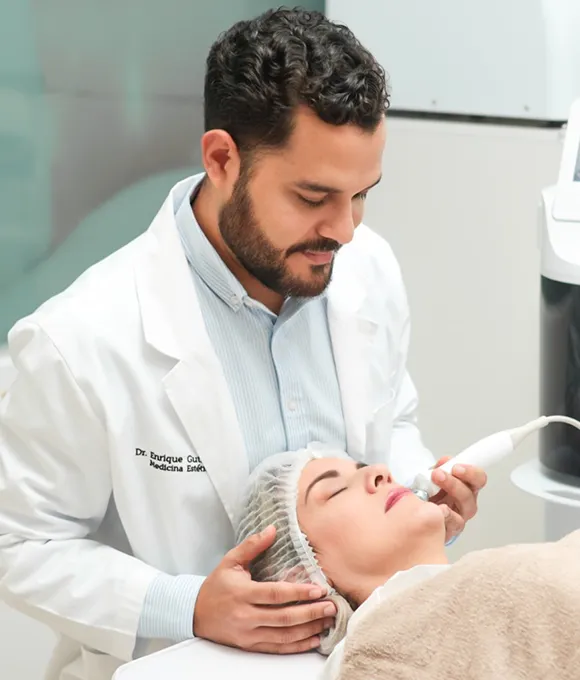Dr. Enrique Gutiérrez aplicando tratamiento médico estético facial en Alicante