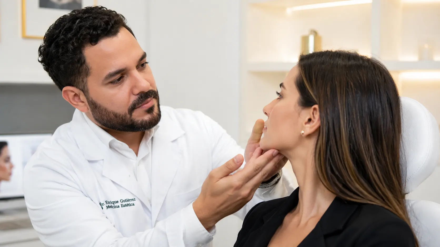 Dr. Enrique Gutiérrez realizando una valoración facial personalizada antes de un tratamiento de relleno de labios con ácido hialurónico en Alicante