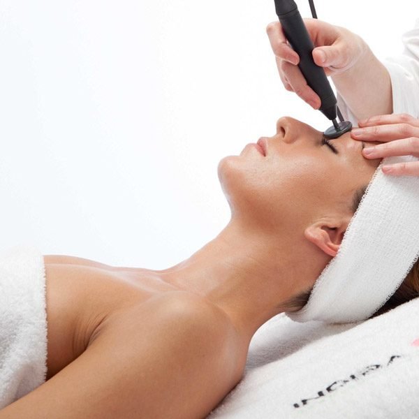 Aplicación de radiofrecuencia INDIBA Deep Care en tratamiento de rejuvenecimiento facial