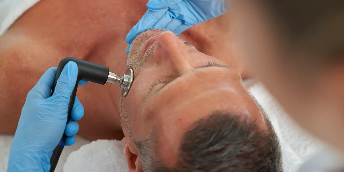 Aplicación de INDIBA en un tratamiento de rejuvenecimiento facial