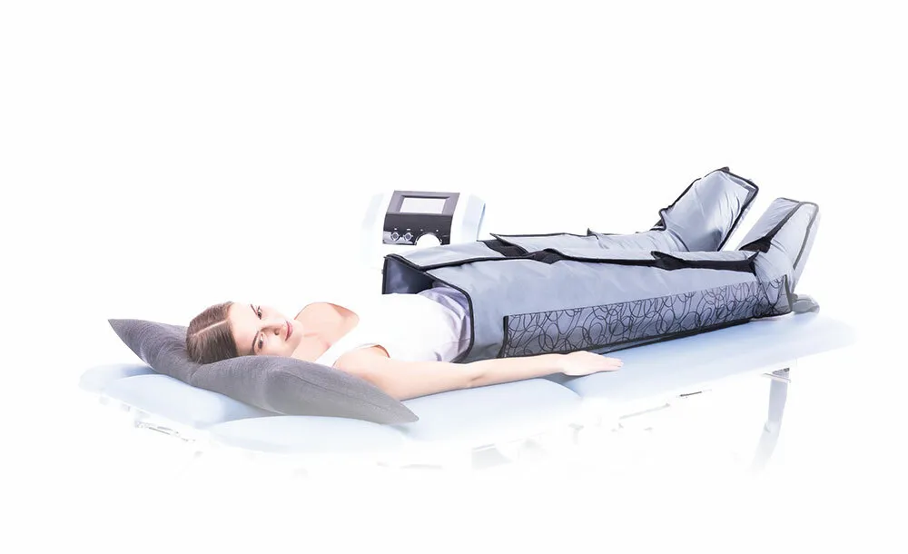 Equipo profesional de presoterapia BTL Lymphastim con pantalón de compresión neumática para piernas y abdomen.